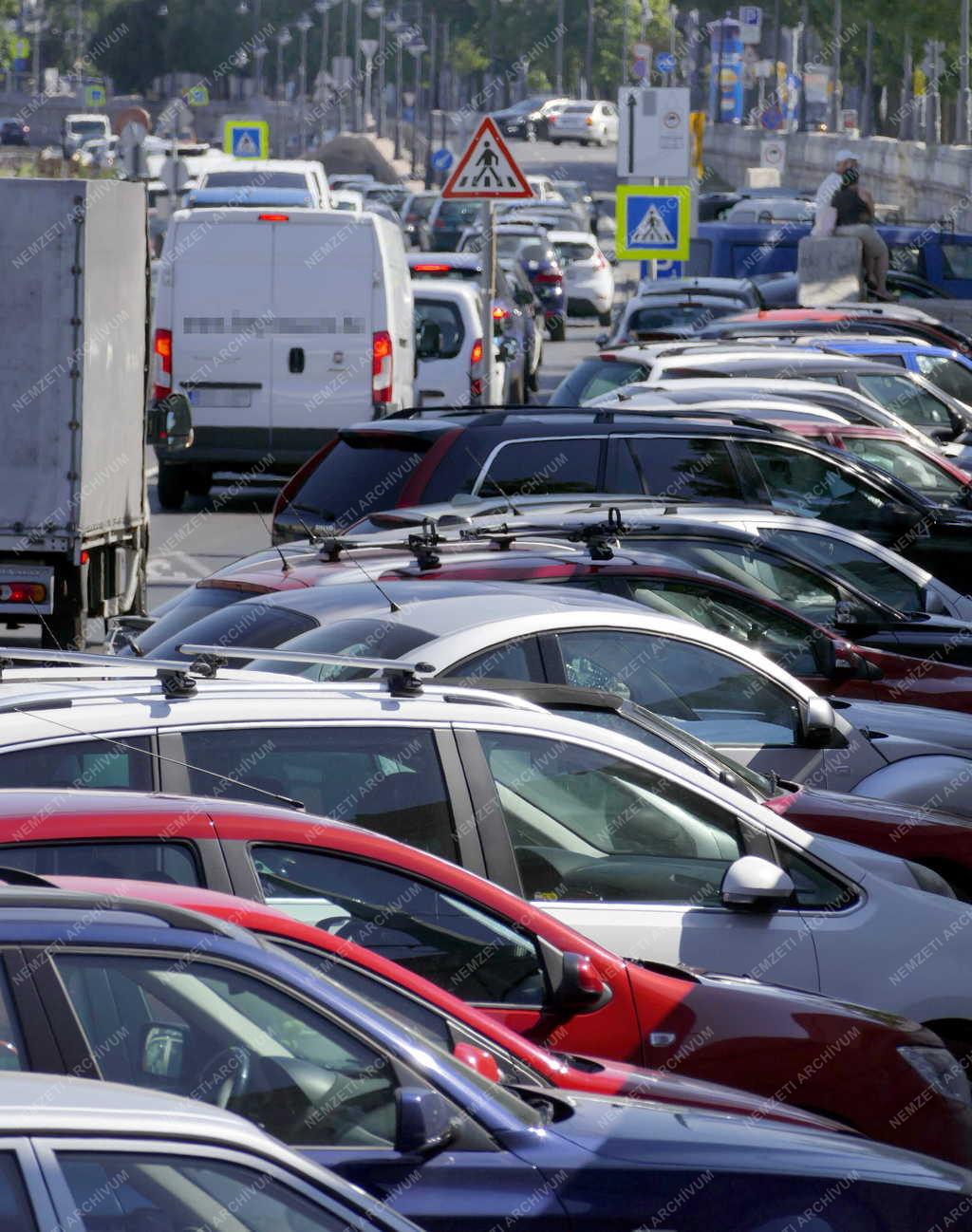 Közlekdés - Gépjárművek a fővárosi Sztehlo Gábor rakparton