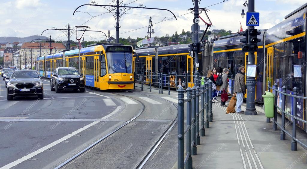 Közlekedés Budapest - Villamosok és személyautók a Margit hídon