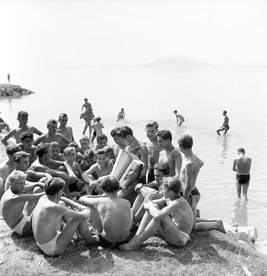 Szabadidő - Munkaerőtartalékok Hivatala - Balatonboglári üdülő