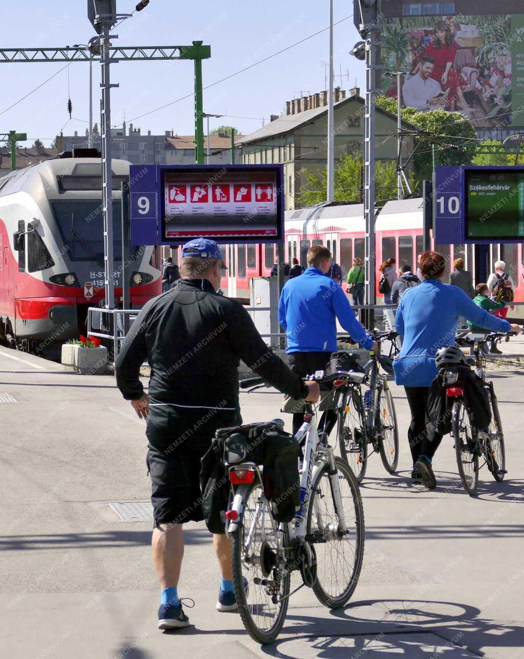 Közlekedés - Kerékpáros túrázók a Déli pályaudvaron