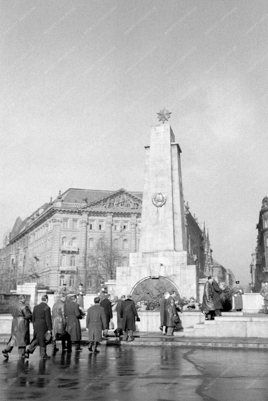 Ünnep - Koszorúzási ünnepség Budapest felszabadulásának 15. évfordulója