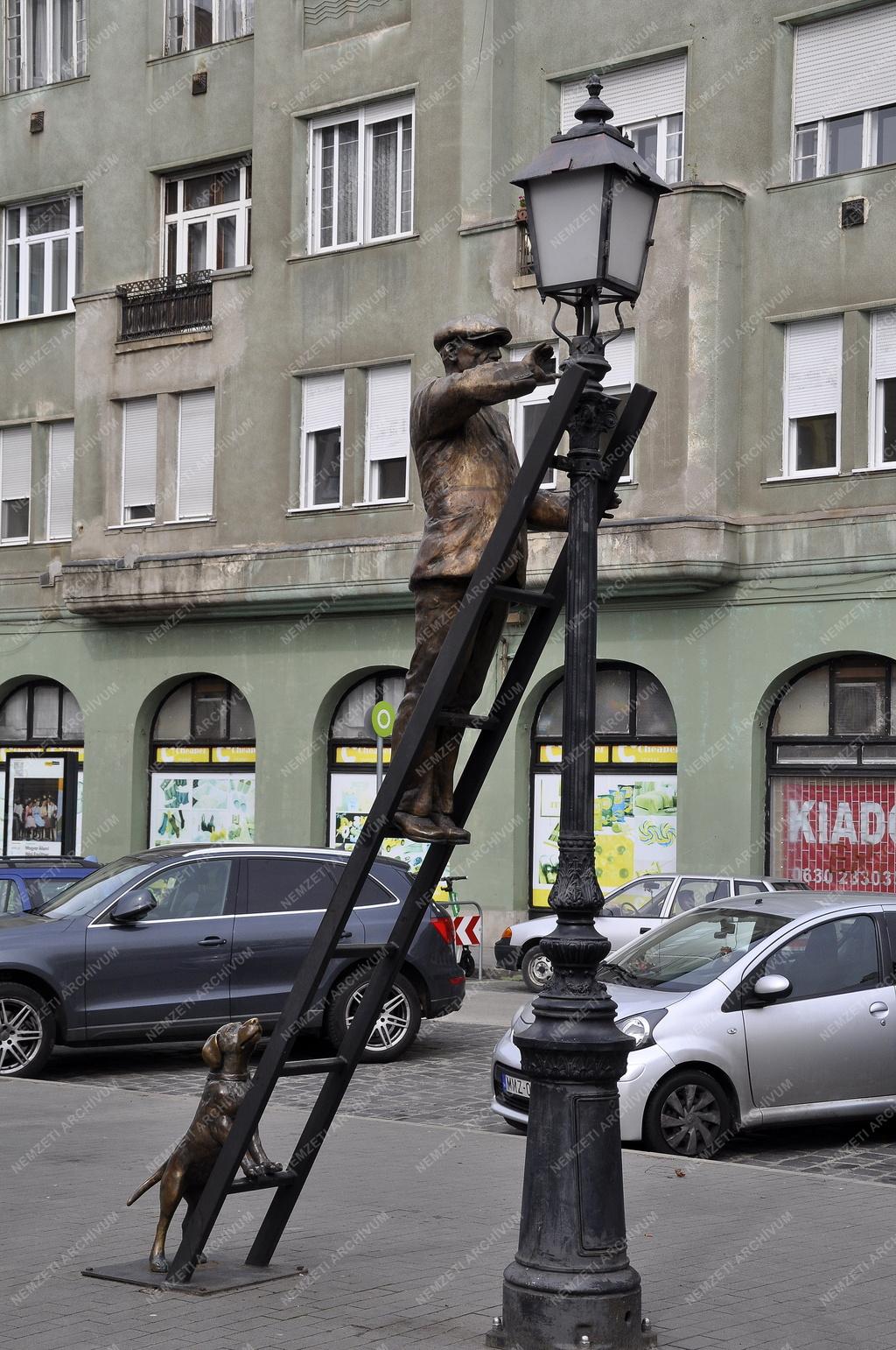 Városkép - Budapest - Lámpagyújtó szobra a Teleki téren