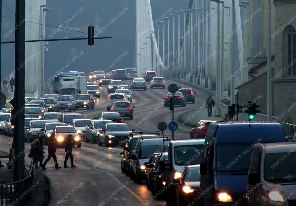 Közlekedés - Budapest - Gépkocsik csúcsforgalomban