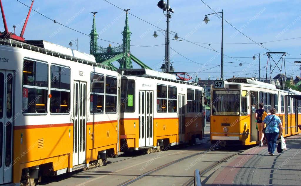 Közlekedés - Budapest - Villamosok a Szent Gellért téren