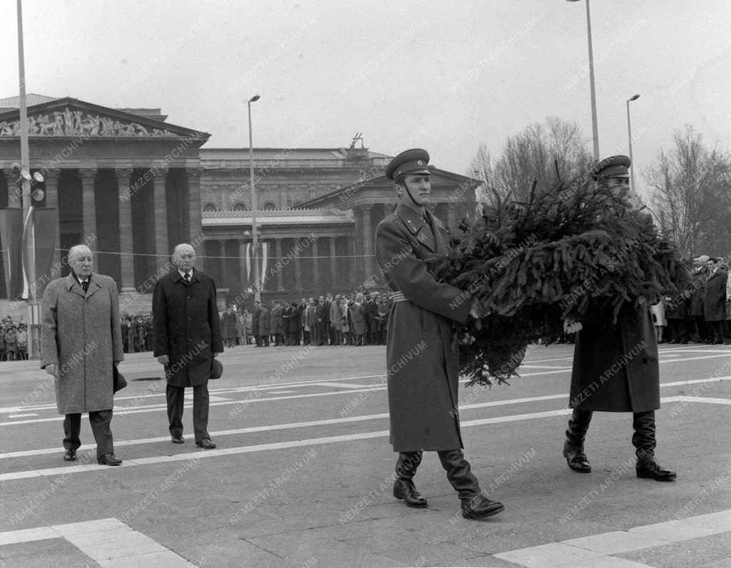 Belpolitika - Koszorúzás a Hősök terén