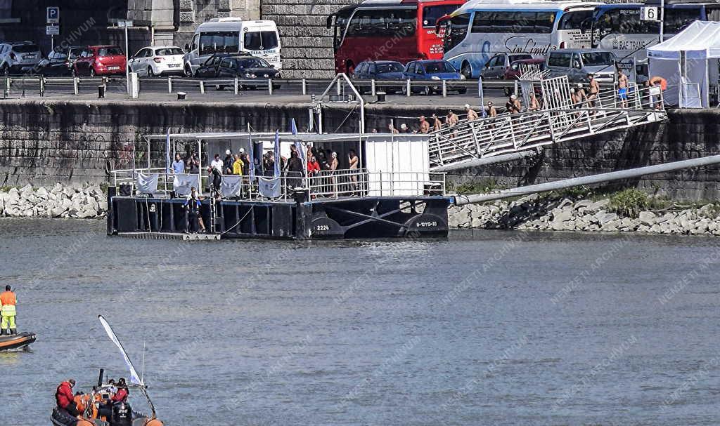 Szabadidő - Budapest - Első budapesti Duna-átúszás