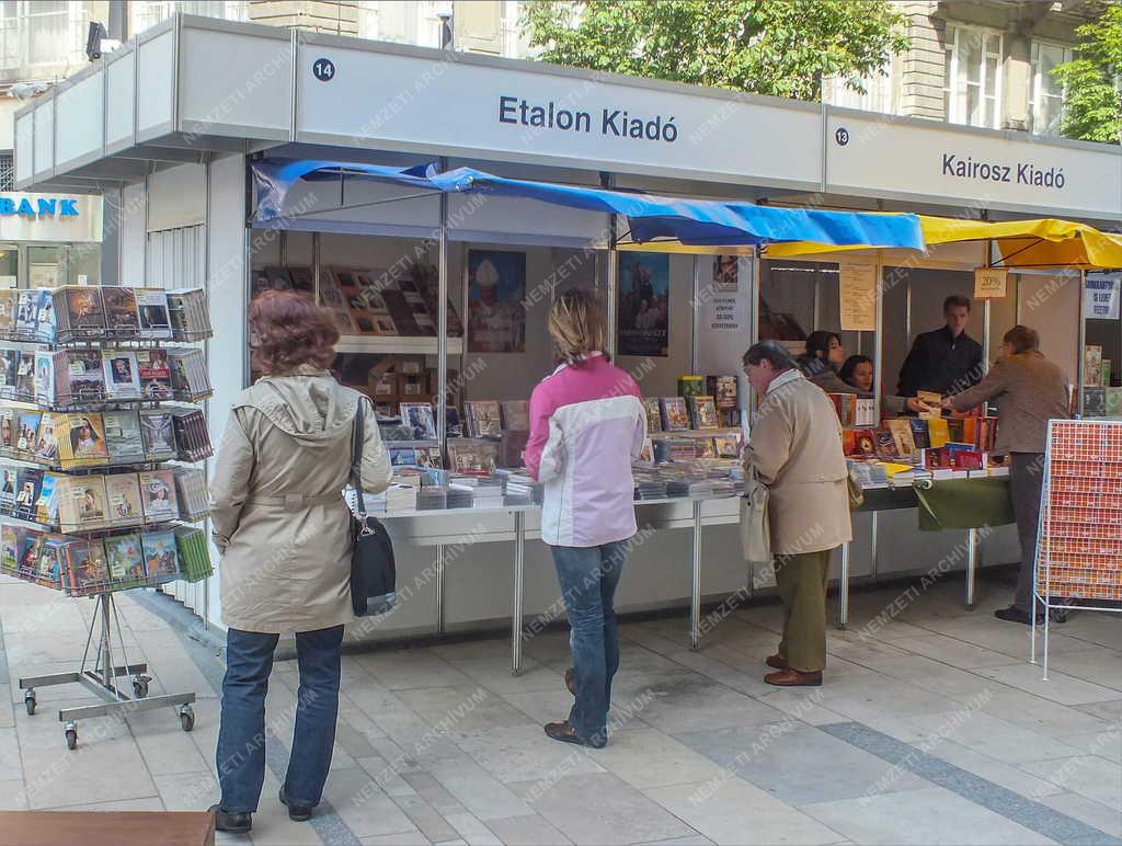 Kultúra - Budapest - Érdeklődők a Szent István könyvhéten