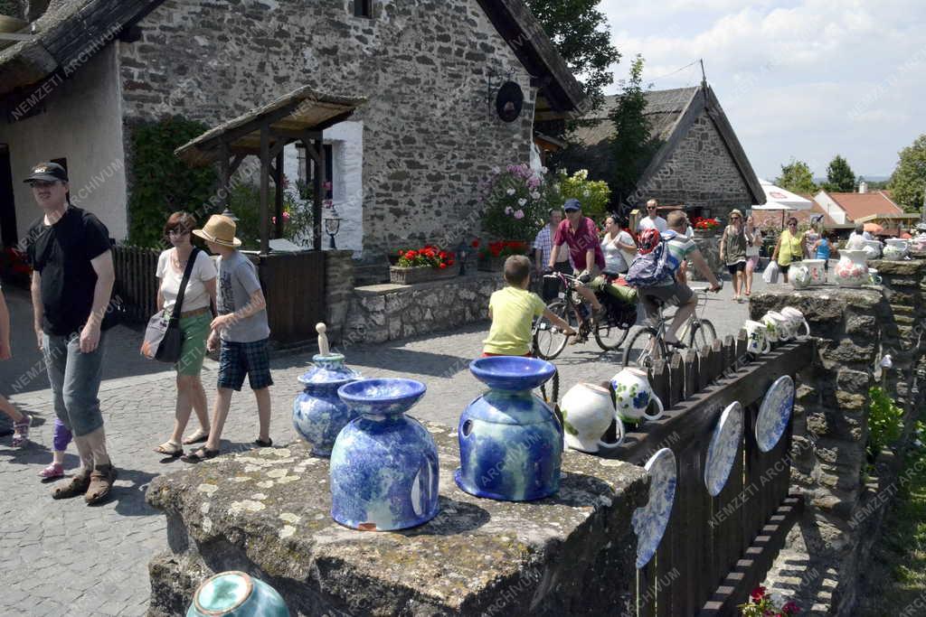 Idegenforgalom - Tihany - Turisták a Pisky sétányon