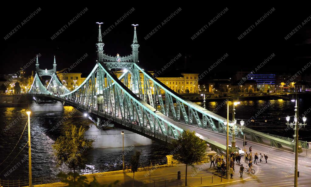 Városkép - Budapest - A Szabadság híd esti kivilágításban