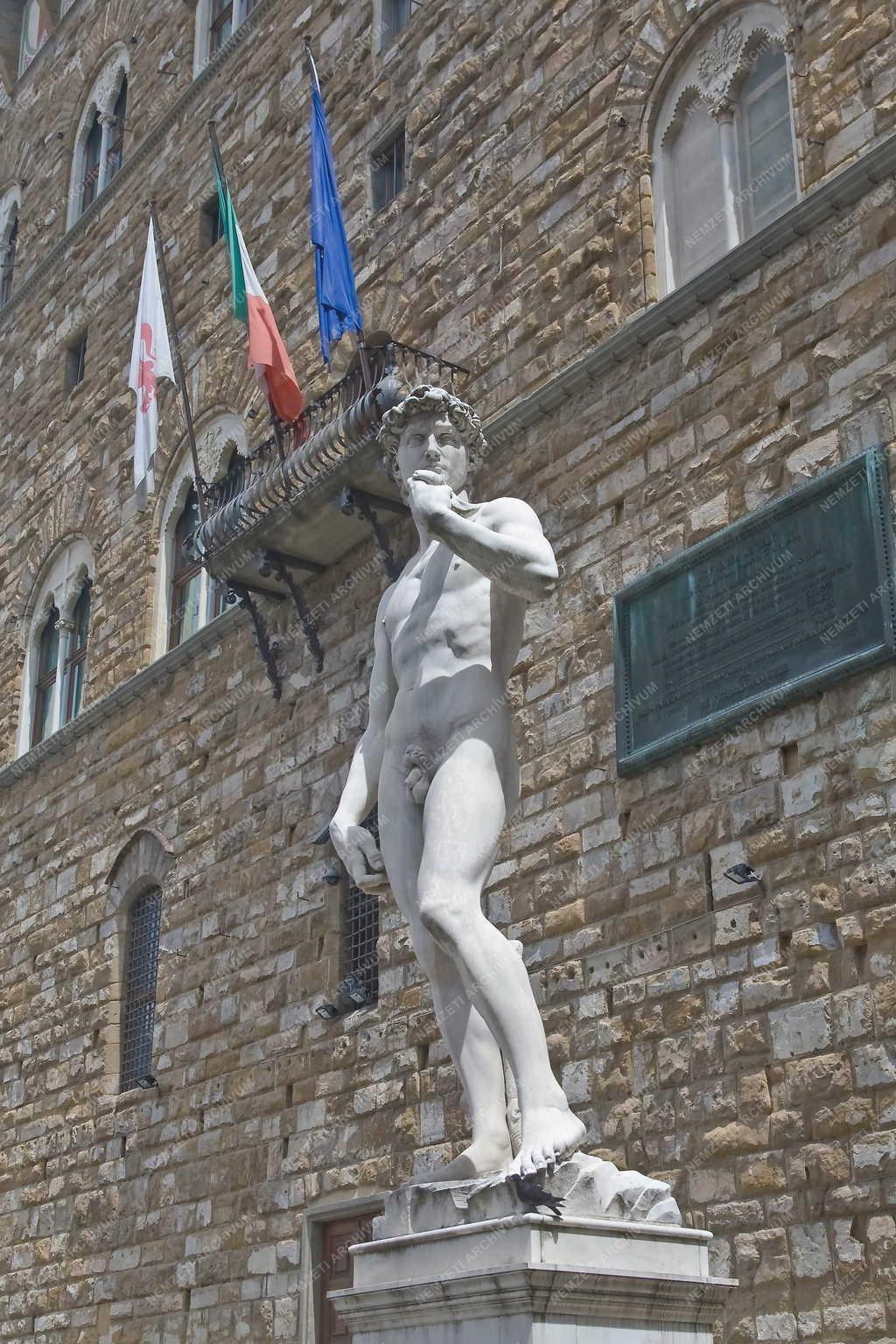 Műalkotás - Firenze - Michelangelo Dávid-szobrának másolata