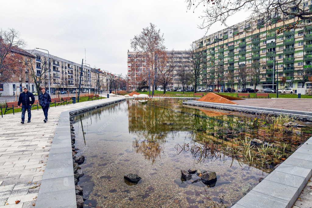 Városképek - Debrecen - Megújult a Petőfi tér