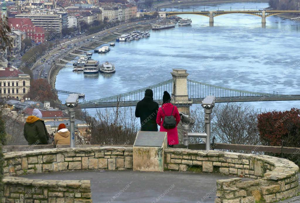 Városkép - Budapest - Belföldi turisták a Gellért-hegyen