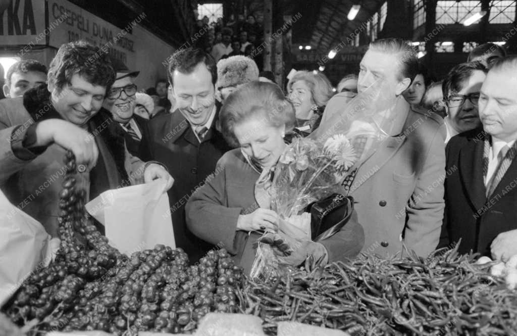 Külkapcsolat - Margaret Thatcher a Nagycsarnokban