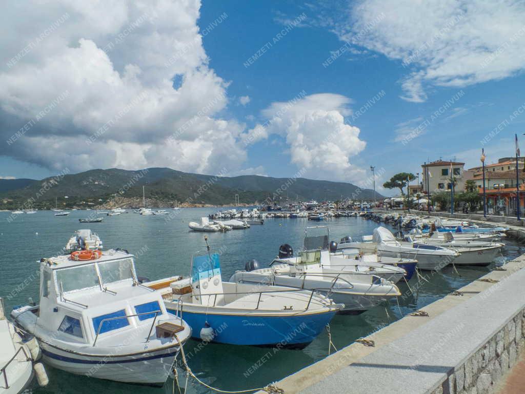 Városkép - Elba - Porto Azzurro kikötője