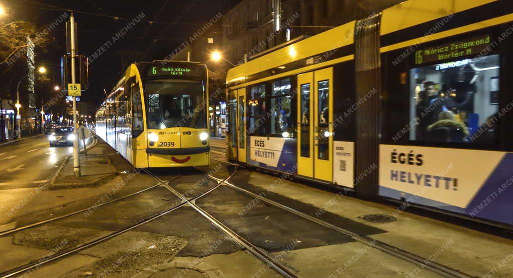 Közlekedés - Budapest - Villamosok esti felvételen