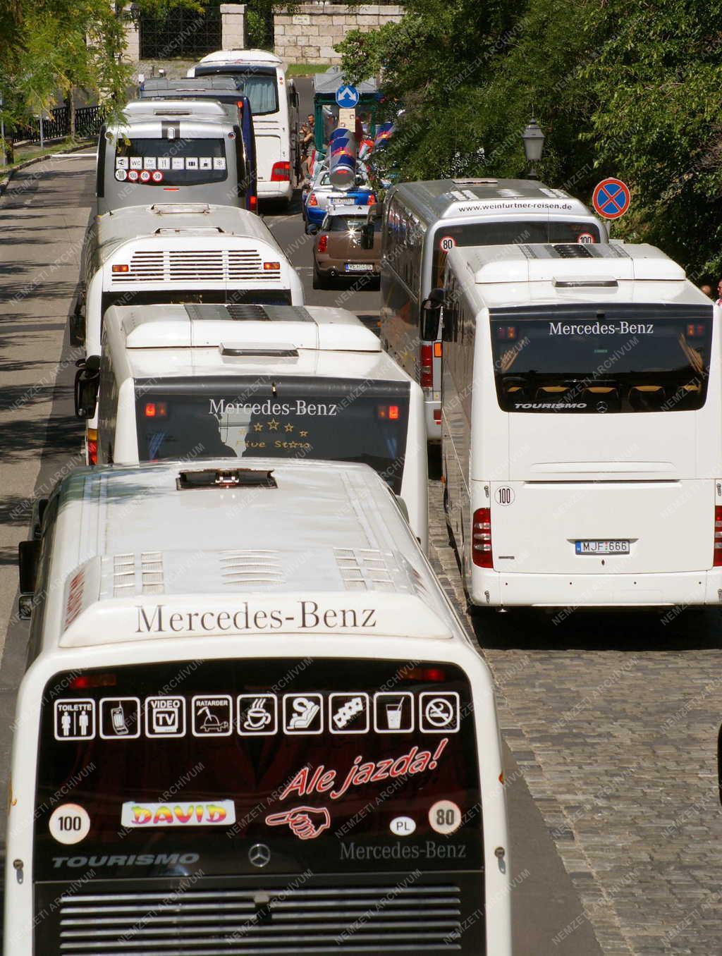 Idegenforgalom - Budapest - Turistabuszok a Várban