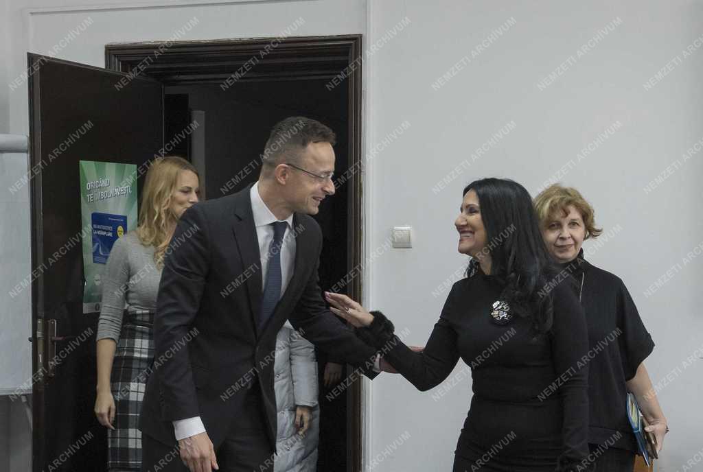 Szijjártó Péter Bukarestben 