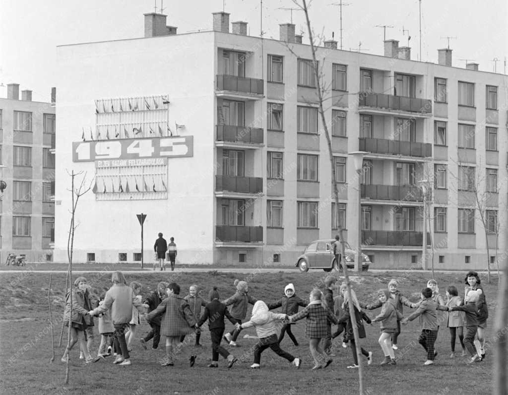 Életkép - Leninvárosi lakótelepi gyerekek