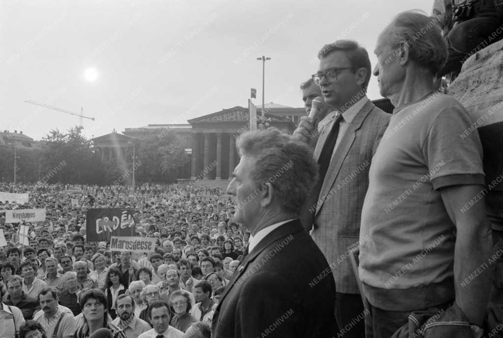 Külkapcsolat - Demonstráció az erdélyi falvak felszámolása ellen