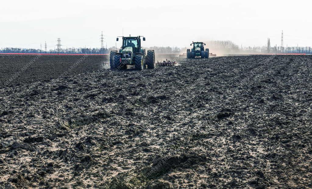 Mezőgazdaság - Tavaszi talajmunkák a debreceni Agrárgazdaság Kft.-nél 