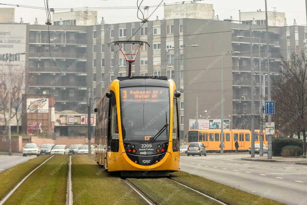 Közlekedés - Budapest - Új CAF villamosok Budapesten