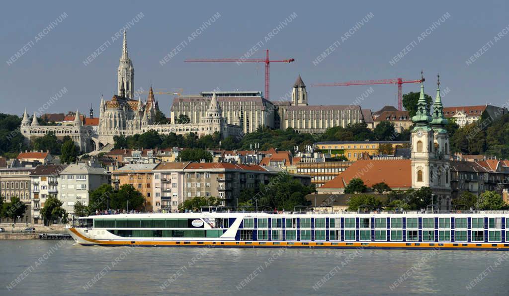 Turizmus - Budapest - Külföldi hotelhajó érkezett