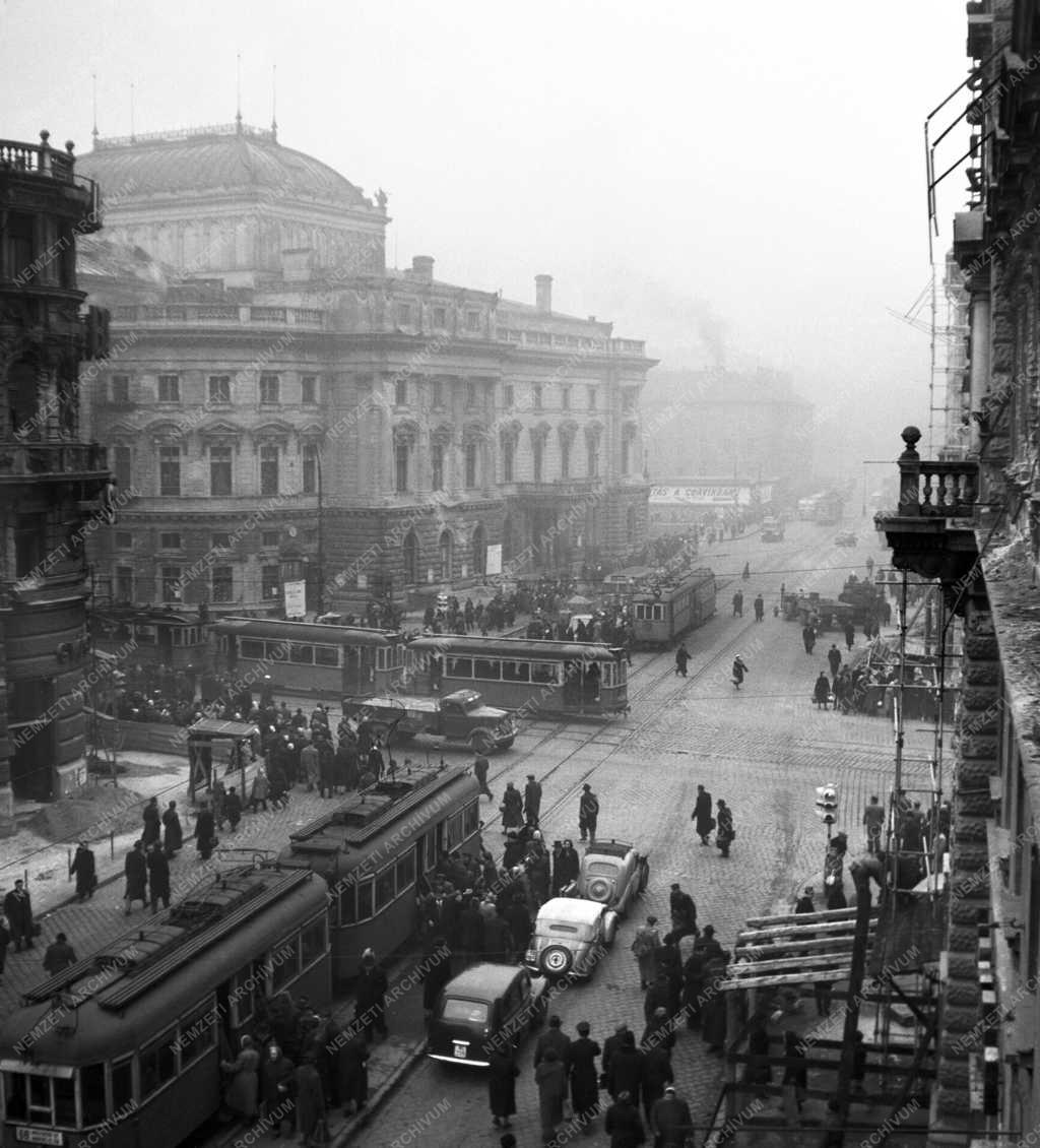 Városkép - Budapest - Villamosok a Nemzeti Színháznál