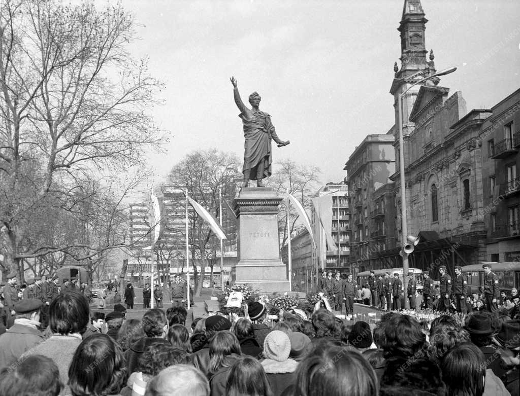 Kultúra – Koszorúzási ünnepség a Petőfi szobornál