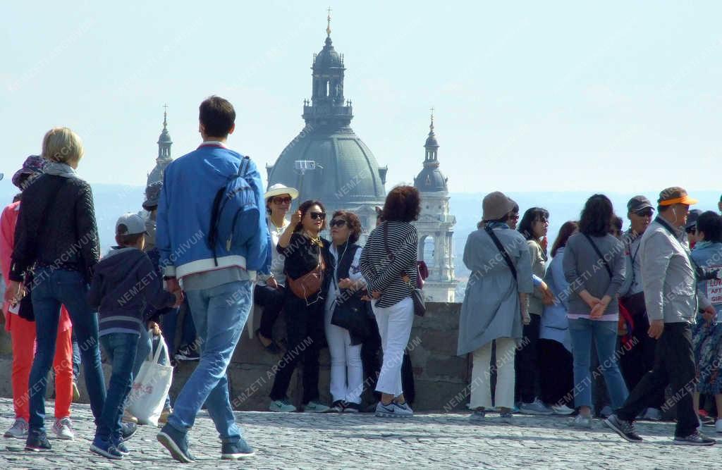 Városkép - Budapest - Turisták a budai Várban