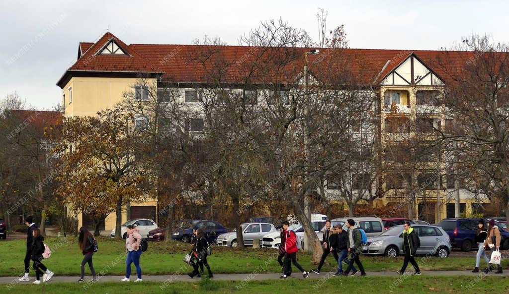 Városkép - Budapest - Fiatalok Káposztásmegyeren