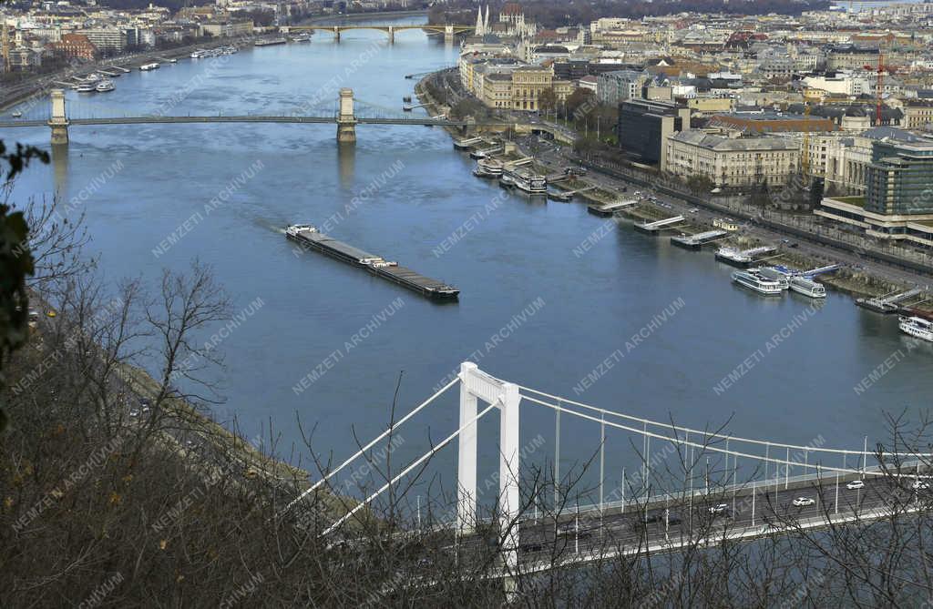 Közlekedés - Budapest - Vízi teherszállítás a Dunán