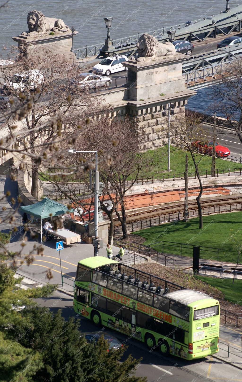 Idegenforgalom - Budapest - Turistabusz a Lánchídnál