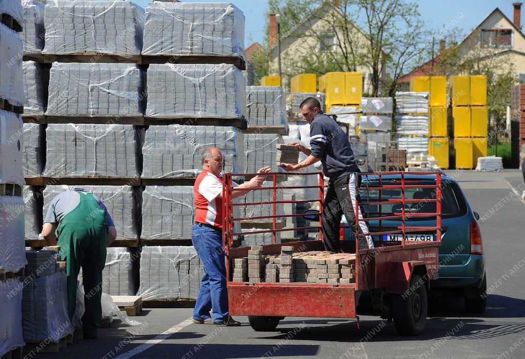 Építőipar - Debrecen - Élénkülő kereslet az építőanyag-telepen