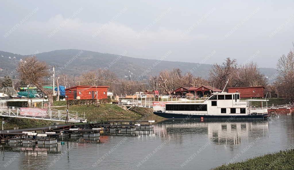 Tájkép - Közlekedés - Maros Yachtkikötő Nagymarosnál