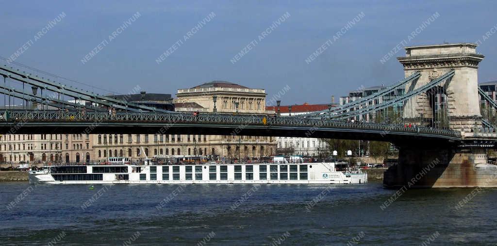 Idegenforgalom - Budapest - Külföldi hotelhajó a Lánchídnál