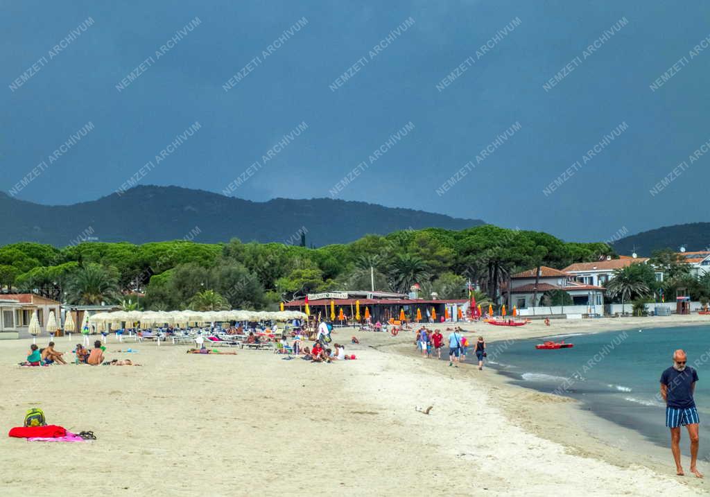 Idegenforgalom - Porto Azzurro - Strand a tengerparton