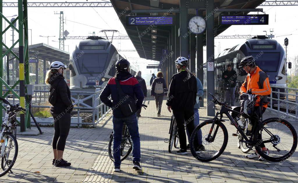 Közlekedés - Esztergom - Kerékpáros turisták a pályaudvaron