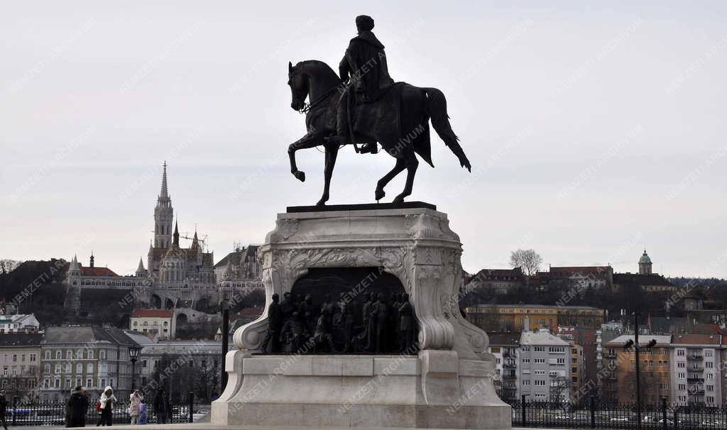 Köztéri szobor - Budapest - Andrássy Gyula szobor a Kossuth téren