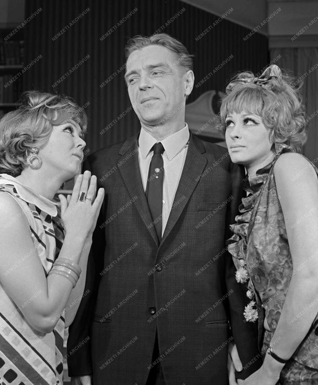 A Pesti Színház január 6-án mutatja be Neil Simon: „Furcsa pár” c. vígjátékát. Rendező: Várkonyi Zoltán.