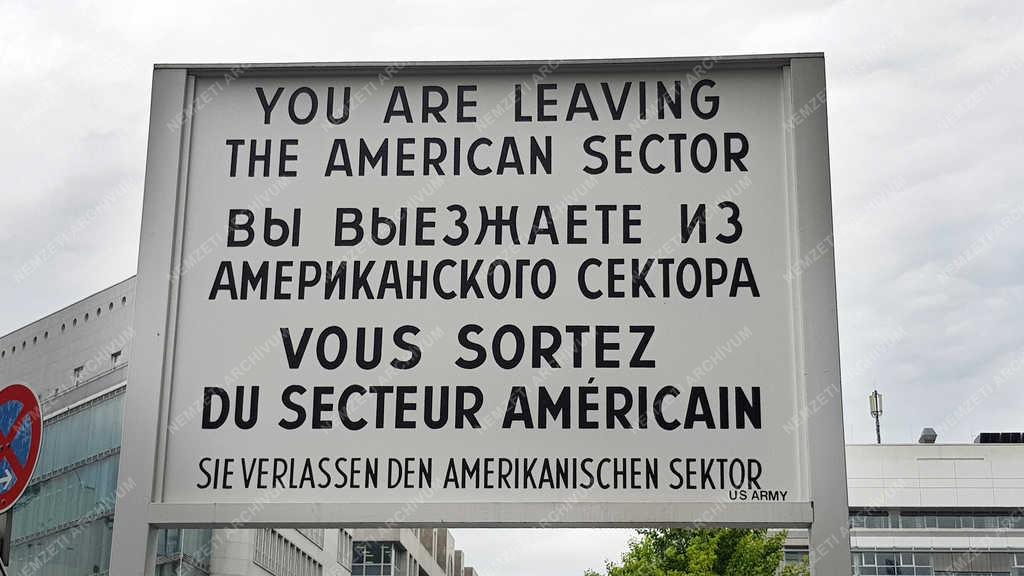 Történelmi helyszín - Berlin - A Checkpoint Charlie határátkelő 