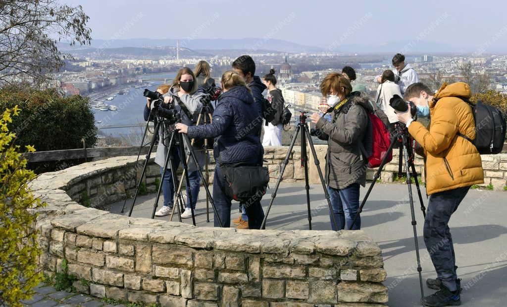 Szabadidő – Budapest – Kirándulók a Gellért-hegyen