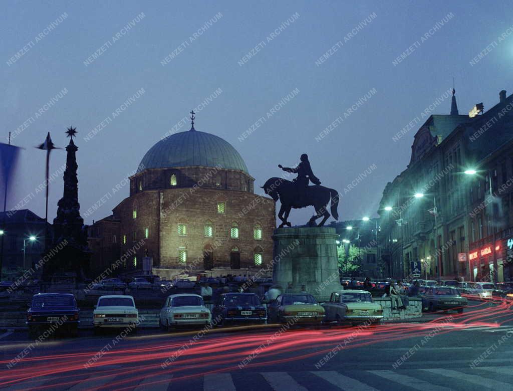 Városkép-életkép - Pécs - Esti fényben a Széchenyi tér