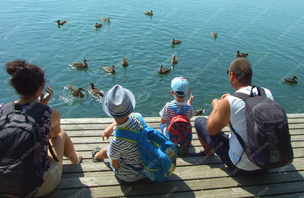 Turizmus - Balatonfüred - Család a Balatonnál