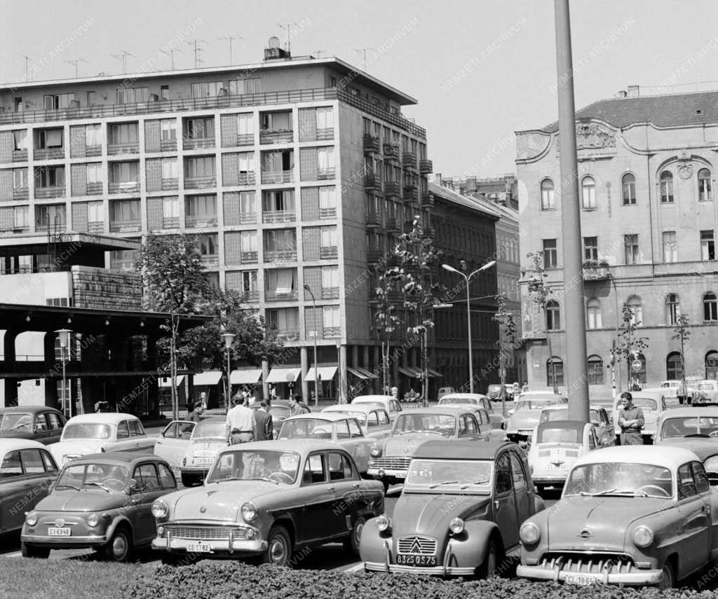 Közlekedés - Parkoló autók Budapesten