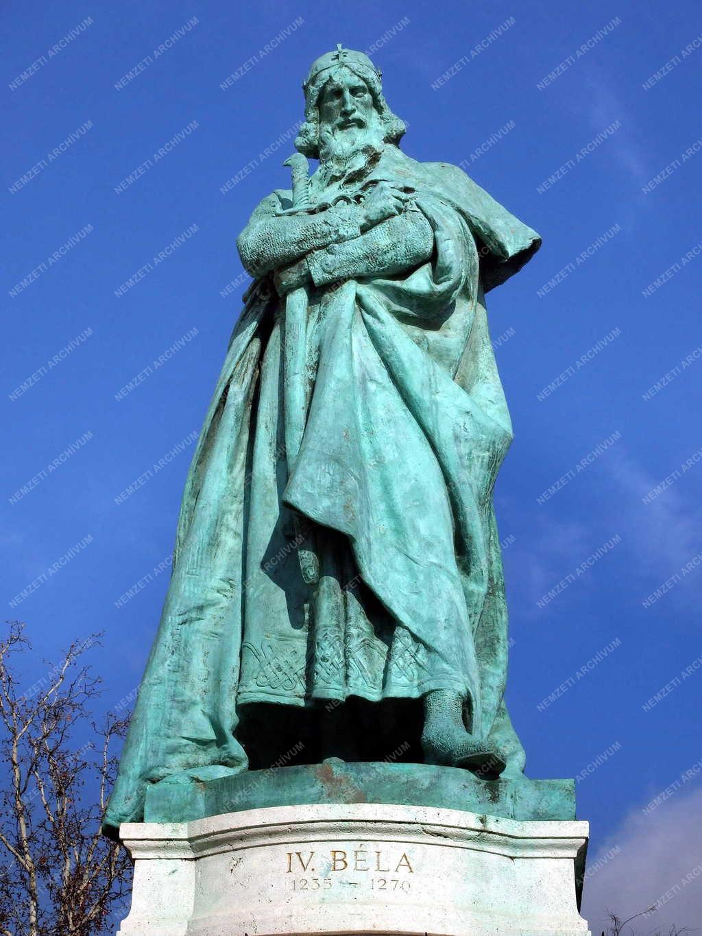 Köztéri szobor - Budapest - IV. Béla király a Hősök terén