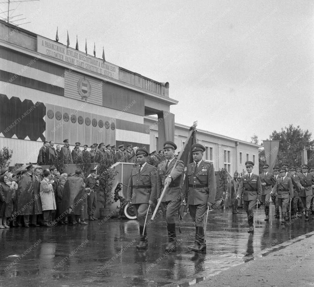 Fegyveres erők - Tisztavatás az Egyesített Tiszti Iskolában 