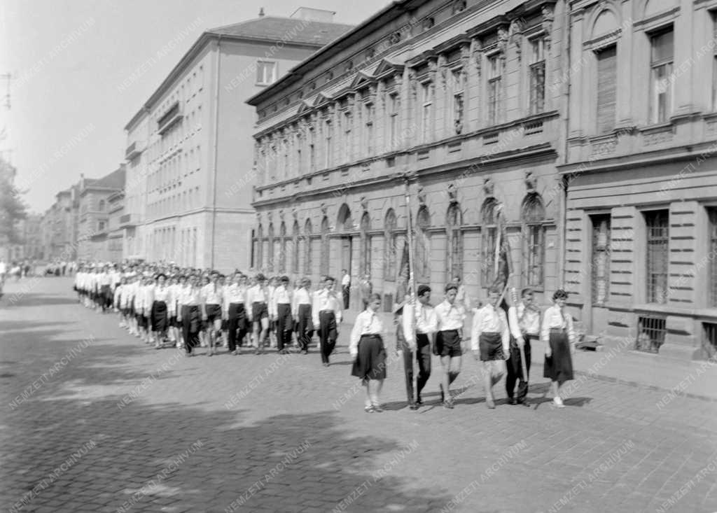 Ünnep - Szervezet - Díszzászlóalj a Köztársaság téri Pártháznál