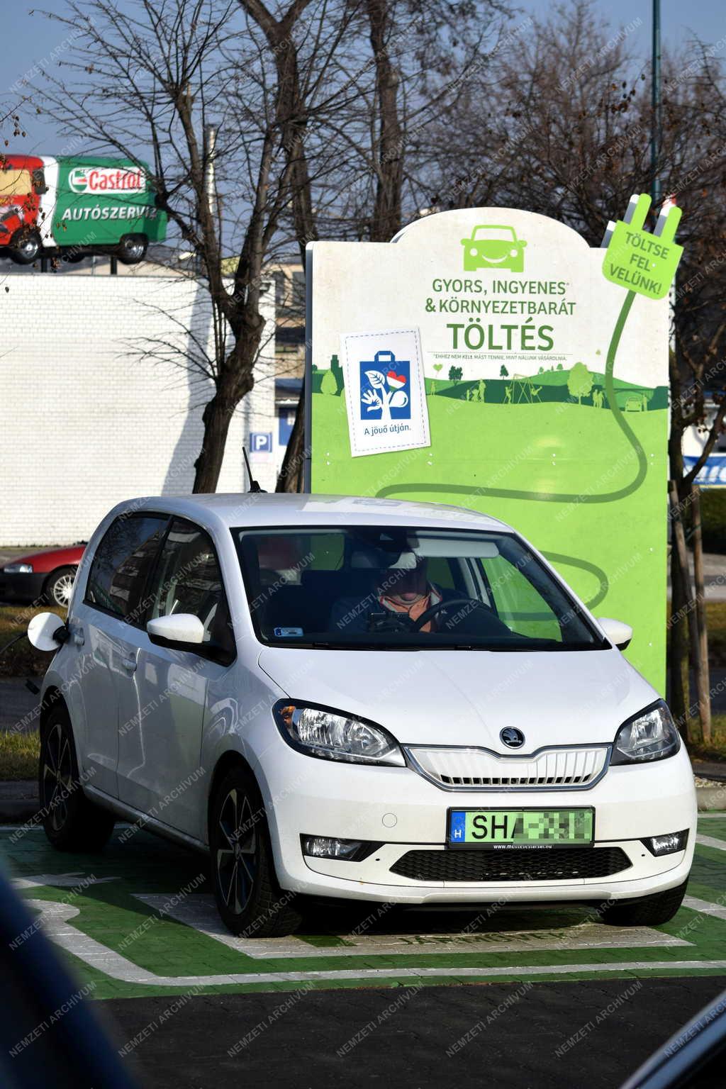 Közlekedés - Elektromos autó töltése a fővárosban