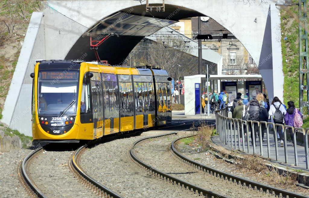 Városkép - Budapest - Közlekedés a Széll Kálmán téri alagútnál