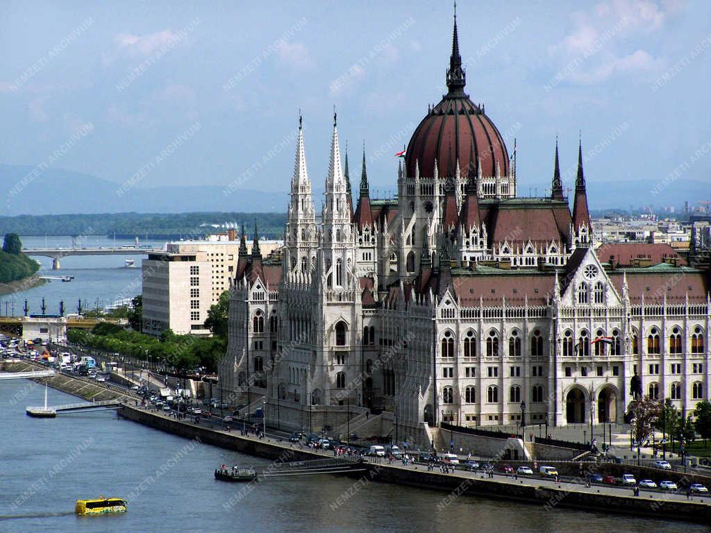 Városkép - Budapest - A Parlament épülete a Duna-parton